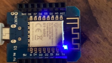 ESP mit leuchtender blauer LED