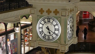 Uhr im Einkaufszentrum