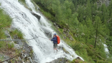 Wasserfall über Wanderweg